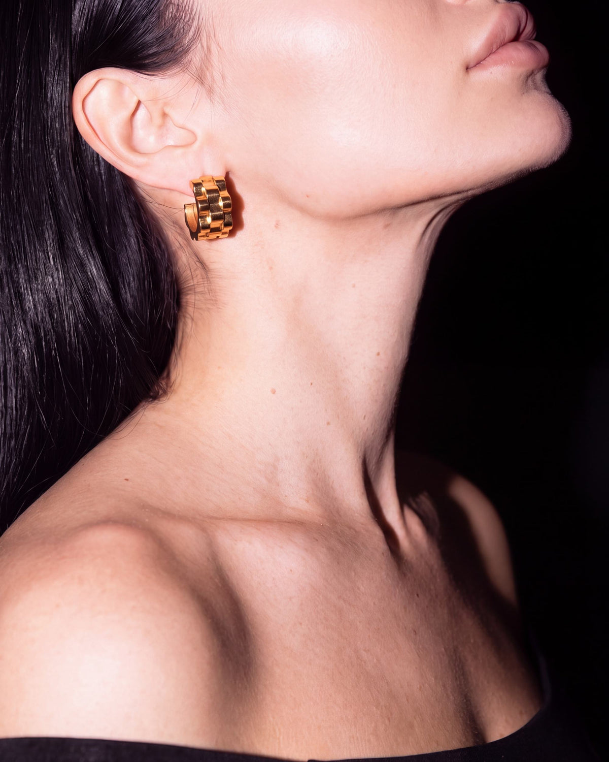 Strap Link Huggie Earrings - Gold