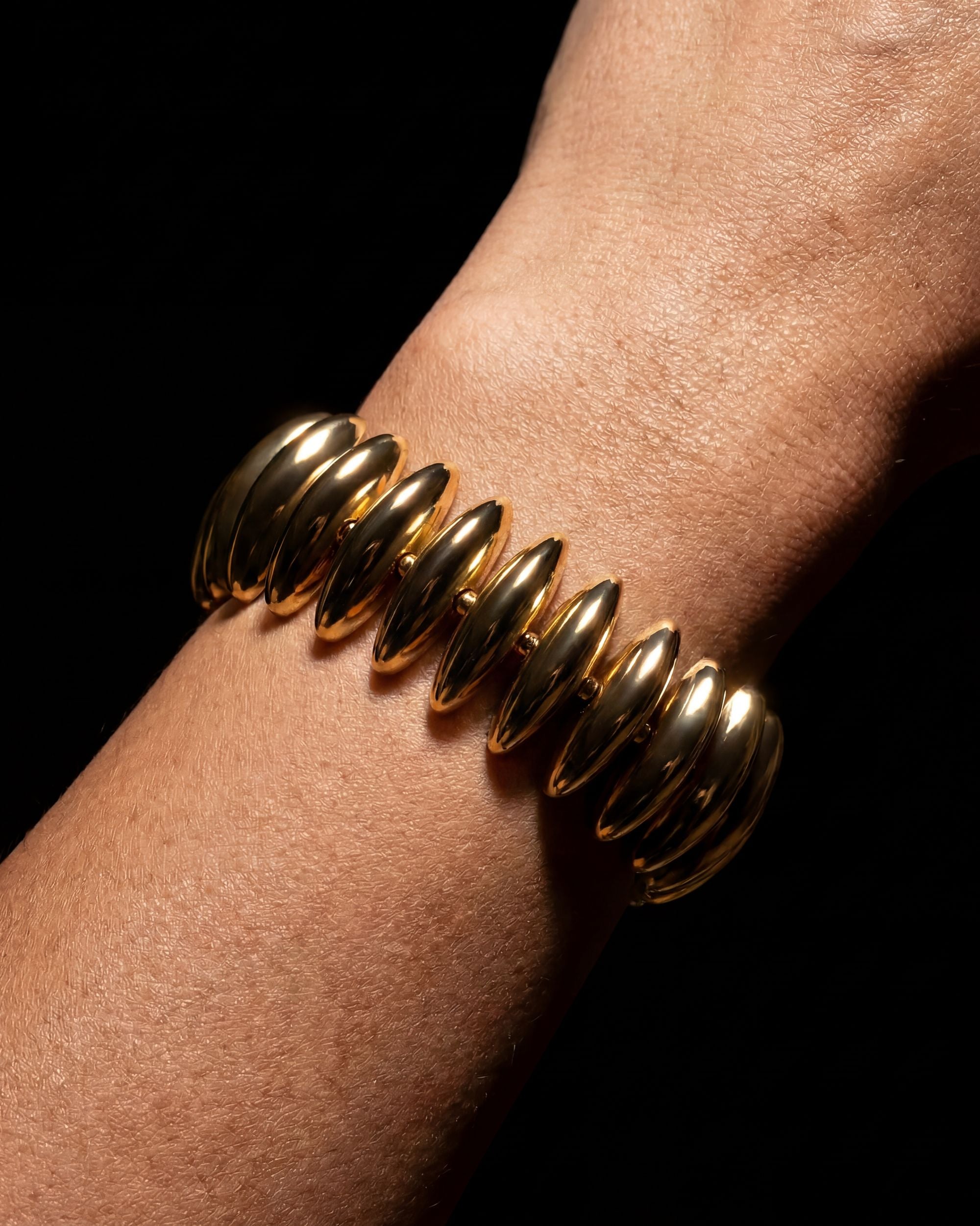 Oval Disc Bracelet - Gold