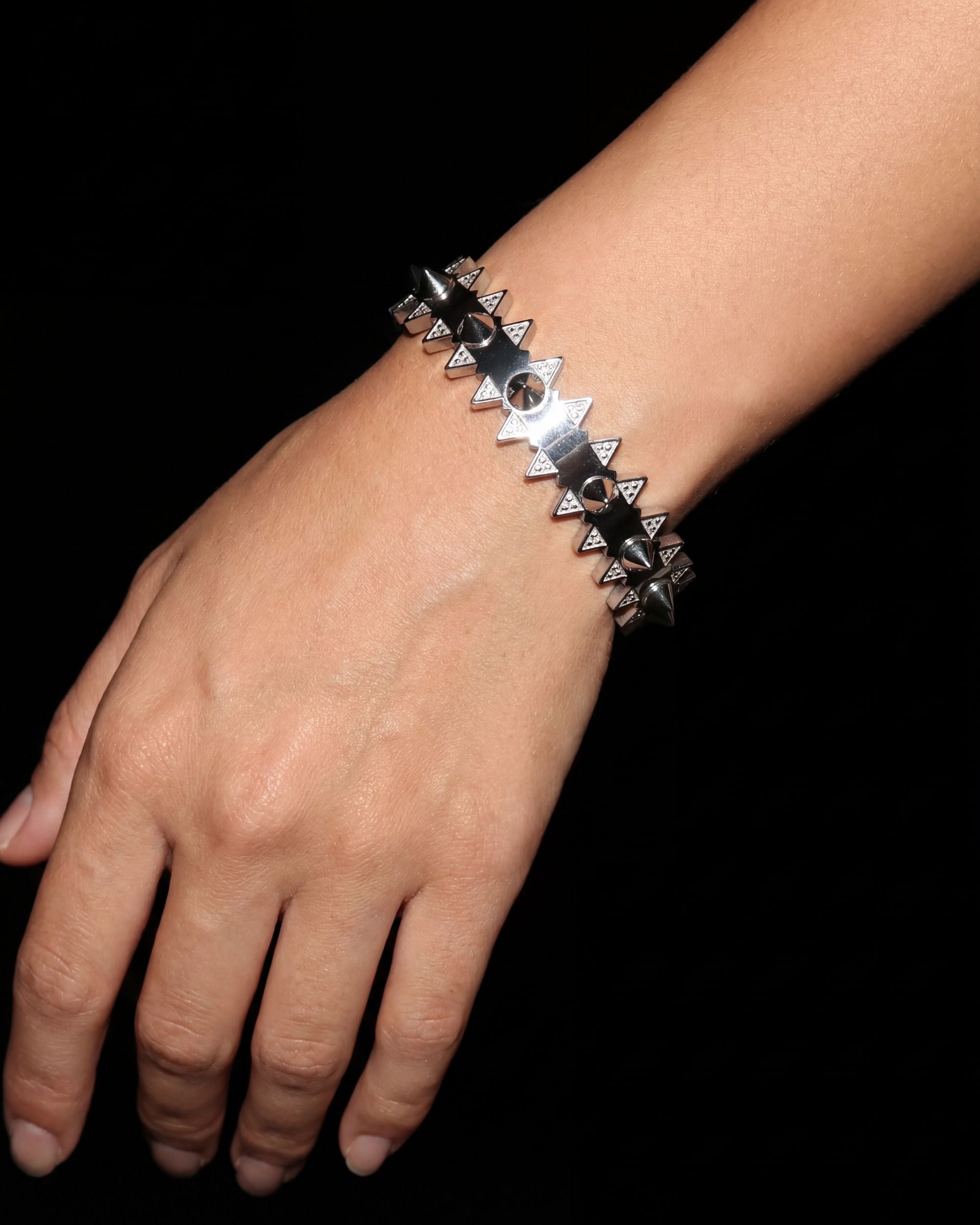 Sawtooth Spike Bangle, Bracelet Detail